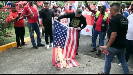 A Panama i manifestanti anti Trump bruciano la bandiera Usa