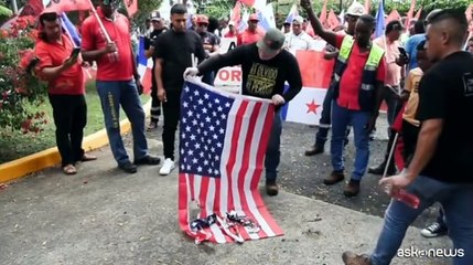 A Panama i manifestanti anti Trump bruciano la bandiera Usa