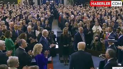 Trump'ın yemin töreninde eşi ile selamlaşması sosyal medyanın gündeminde