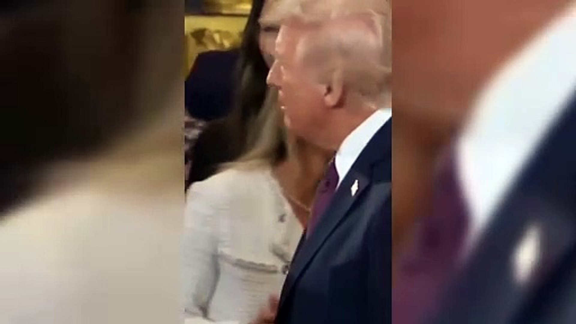 El curioso momento de Trump al intentar besa a su esposa Melania