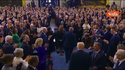 Il "finto" bacio sulla guancia di Trump a Melania a causa del cappello della First Lady