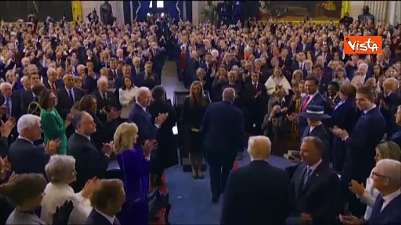 Il "finto" bacio sulla guancia di Trump a Melania a causa del cappello della First Lady