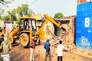 गर्भवती महिला हाथ जोडकऱ लगाती रही गुहार , नहीं पसीजा प्रशासन... देखें वीडियो ...