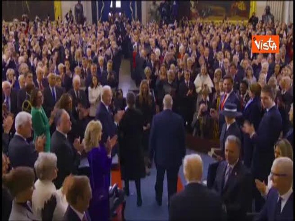 Il "finto" bacio sulla guancia di Trump a Melania a causa del cappello della First Lady