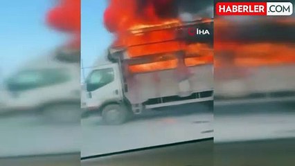Alev Alan Kamyonet Trafikte Seyir Halinde