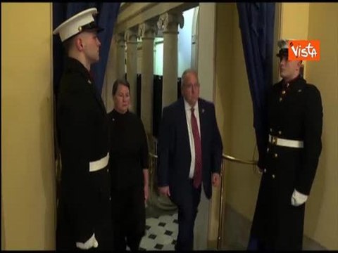Trump e Melania mano nella mano lasciano Capitol Hill dopo il giuramento presidenziale
