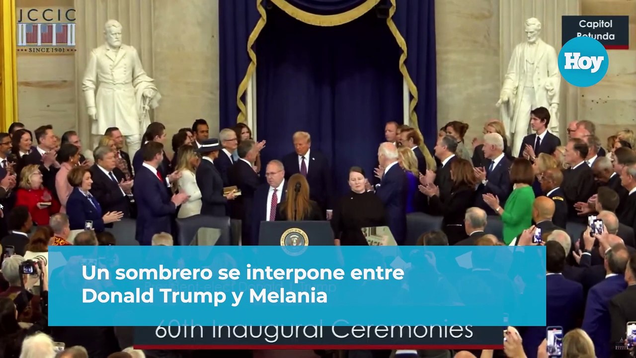 Un sombrero se interpone entre Donald Trump y Melania