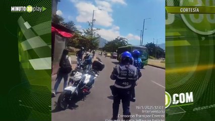 Un Héroe o un irresponsable  Motociclista salta de una grúa para escapar de la multa en Bogotá