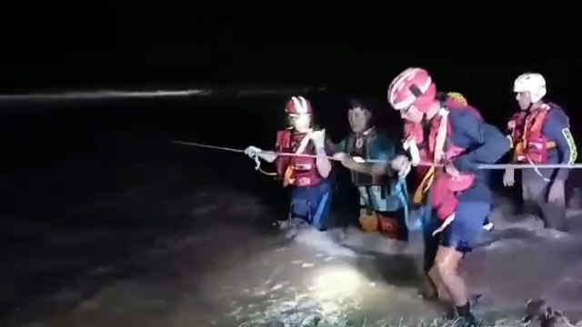 Video: Así fue el rescate de tres personas durante la noche del domingo en el río Piraí
