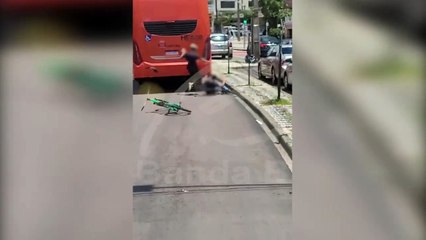 Adolescente quase é atropelado ao pegar rabeira em biarticulado, em Curitiba