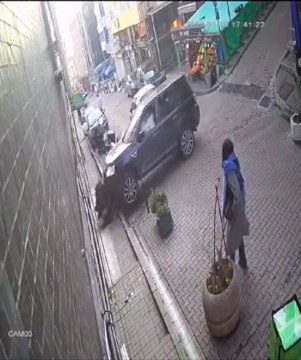 Yokuştan kayan cip bodrum kattaki evin penceresine çarptı