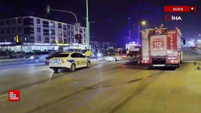 Düzce'de kırmızı ışıkta bekleyen araca kamyon çarptı