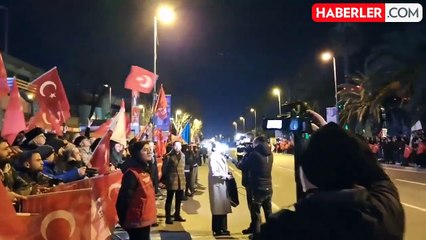 Vatan Emniyet önünde toplanan Zafer Partili kalabalık grup, Andımız'ı okuyor.