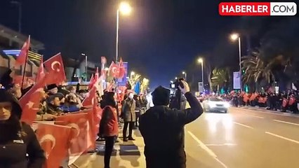 Vatan Emniyet önünde toplanan Zafer Partili kalabalık grup, Andımız'ı okuyor.