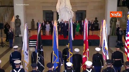 Trump passa in rassegna le truppe dopo l'insediamento. I militari suonano l'inno Usa