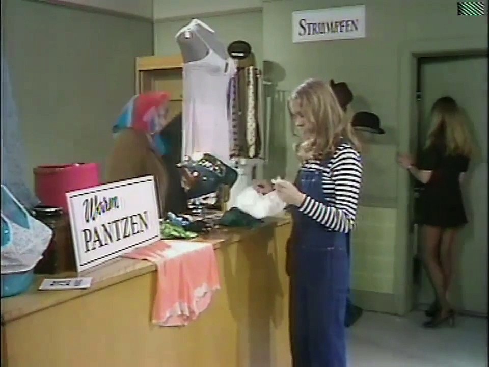 Benny Hill - German Department Store 'Closing Chase' (1976)