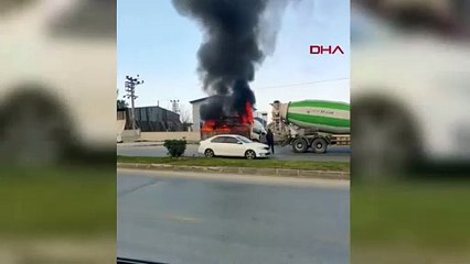 Mersin'de kamyonetin yanan kasasını beton mikseri söndürdü; o anlar kamerada