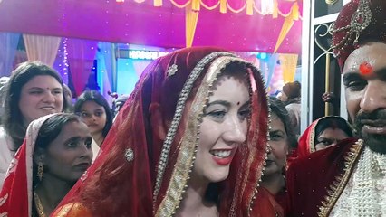 सैनिकों के गांव की बहू बनी अमेरिकन युवती