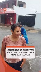 Cruceños se divierten en el agua acumulada tras las lluvias