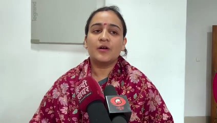 अपर्णा ने कहा कि अखिलेश ख़ुद महाकुंभ जाना नहीं चाहते और भक्तों को भीड़ बताते हैं