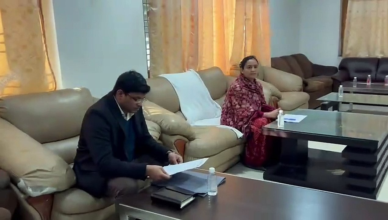 अपर्णा ने कहा कि अखिलेश ख़ुद महाकुंभ जाना नहीं चाहते और भक्तों को भीड़ बताते हैं