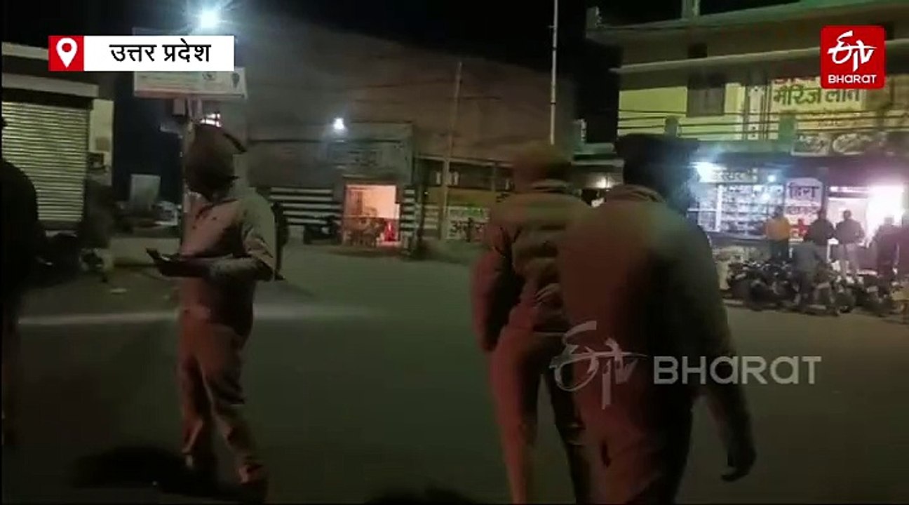 शाहजहांपुर भाजपा नेता की कर का हुआ चालान नेताजी ने चौराहे पर धरना देकर किया हंगामा
