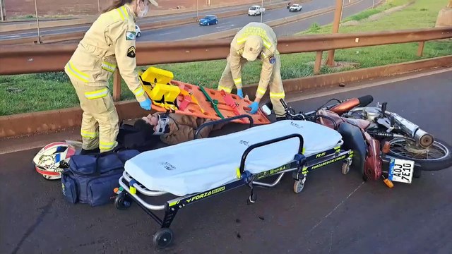 Jovem fica ferido em colisão entre carro e moto no Trevo Cataratas