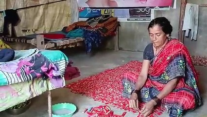 बुरहानपुर। गुटखा की खाली पाउच से बनी चटाई, स्थानीय लोगों में बढ़ी डिमांड