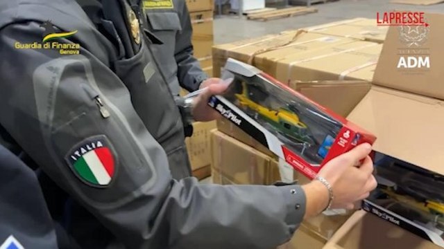Volevano mettere in commercio elicotteri giocattolo della Gdf contraffatti: le fiamme gialle sequestrano 720 modellini