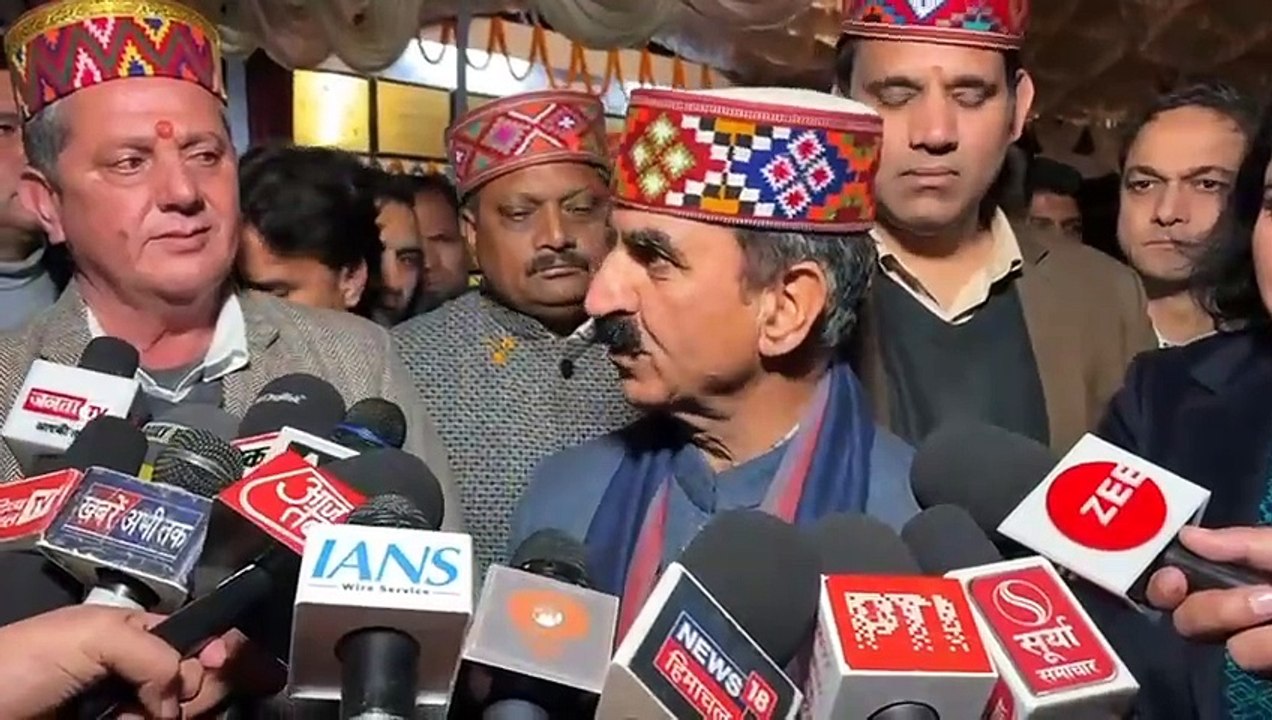 मनाली में जीना यहां मरना यहां गाने से सीएम ने बांधा समां  मनुरंगशाला में रात्रि कार्यक्रम में पहुंचे मुख्यमंत्री  देर रात किए करोड़ों के उद्घाटन और शिलान्यास