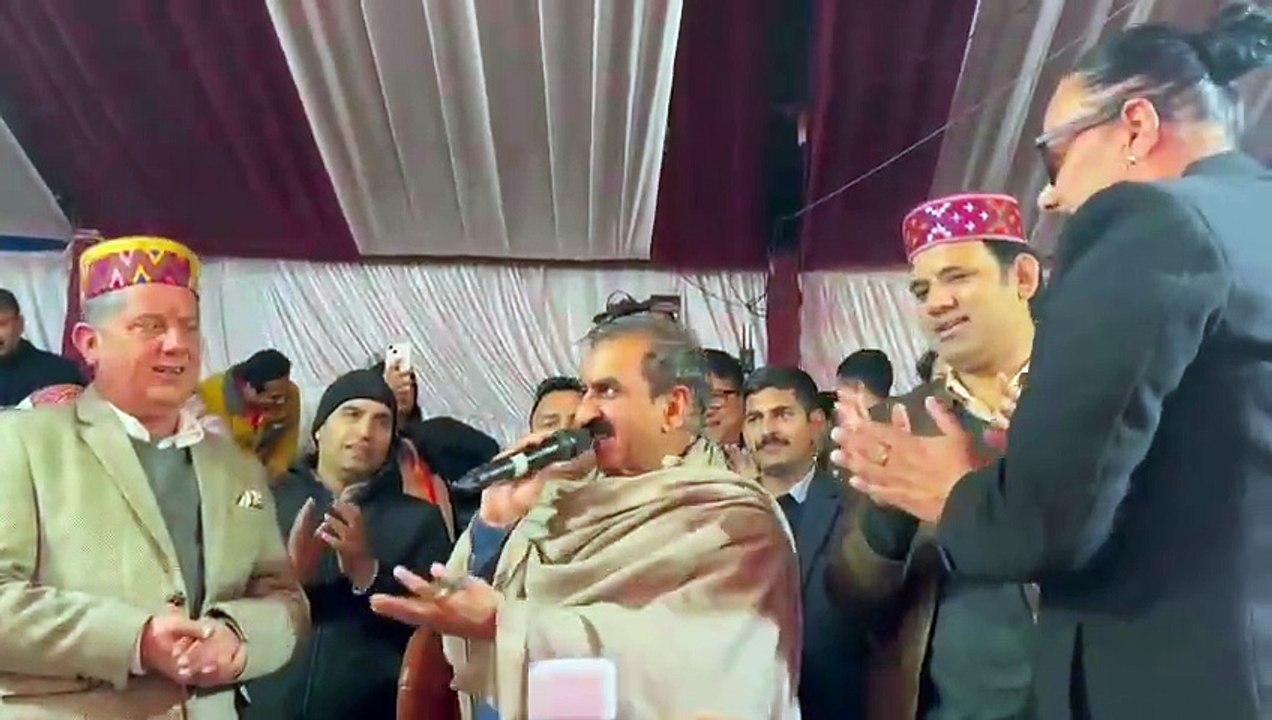 मनाली में जीना यहां मरना यहां गाने से सीएम ने बांधा समां  मनुरंगशाला में रात्रि कार्यक्रम में पहुंचे मुख्यमंत्री  देर रात किए करोड़ों के उद्घाटन और शिलान्यास