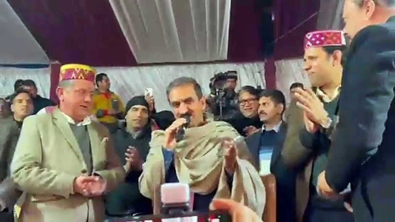 मनाली में जीना यहां मरना यहां गाने से सीएम ने बांधा समां  मनुरंगशाला में रात्रि कार्यक्रम में पहुंचे मुख्यमंत्री  देर रात किए करोड़ों के उद्घाटन और शिलान्यास