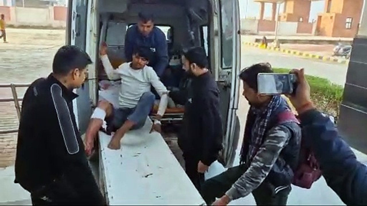 बजरी माफिया पुलिस मुठभेड़ मामला, तीन बदमाशों के लगी गोली, घायलों को जिला अस्पताल कराया भर्ती, सोमवार रात्रि को राजाखेड़ा कस्बे में पुलिस के गश्ती दल पर बजरी माफिया ने की थी फायरिंग,