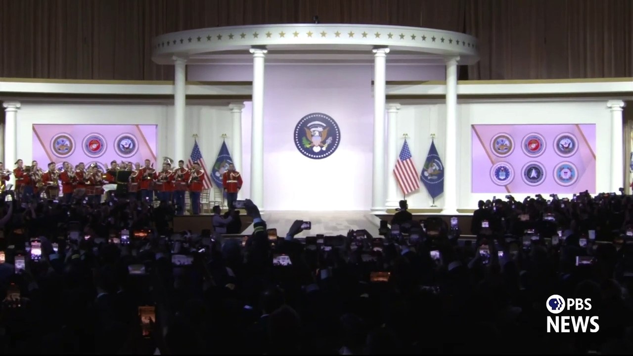 Regardez le nouveau Président des Etats-Unis et la Première Dame qui dansent au bal du commandant en chef, à Washington