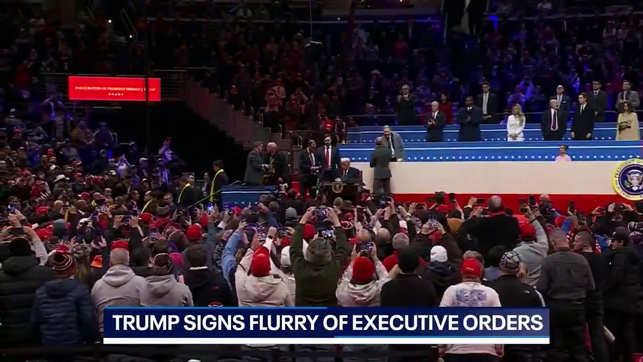 La signature des 100 décrets présidentiels par le président Trump a été un spectacle
