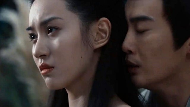 Movie Trailer of Chinese Wuxia Action Condor Hero (神雕侠侣：问世间, 2025) Xiaolongnü has her eyes covered and hugged by someone 小龍女被人蒙住了眼睛並抱住了