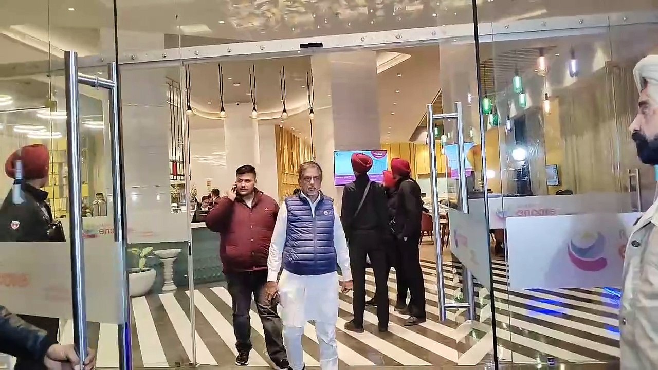 ਕਾਂਗਰਸ ਪਾਰਟੀ ਦਾ ਮੇਅਰ ਬਨਾਉਣ ਨੂੰ ਲੈਕੇ ਅੰਮ੍ਰਿਤਸਰ ਵਿੱਚ ਹੋਈ ਮੀਟਿੰਗ ਵਿੱਚ ਪੰਜਾਬ ਇੰਚਾਰਜ ਹਰੀਸ਼ ਚੌਧਰੀ ਅਤੇ ਕਾਂਗਰਸ ਦੇ ਪੰਜਾਬ ਪ੍ਰਧਾਨ ਰਾਜਾ ਵੜਿੰਗ ਸਮੇਤ ਕਈ ਕਾਂਗਰਸੀ ਆਗੂ ਸ਼ਾਮਲ ਹੋਏ।