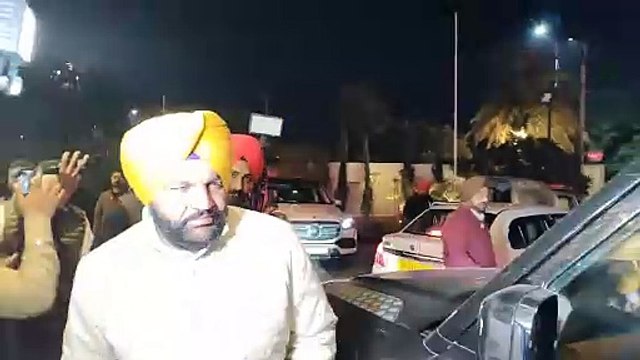 ਕਾਂਗਰਸ ਪਾਰਟੀ ਦਾ ਮੇਅਰ ਬਨਾਉਣ ਨੂੰ ਲੈਕੇ ਅੰਮ੍ਰਿਤਸਰ ਵਿੱਚ ਹੋਈ ਮੀਟਿੰਗ ਵਿੱਚ ਪੰਜਾਬ ਇੰਚਾਰਜ ਹਰੀਸ਼ ਚੌਧਰੀ ਅਤੇ ਕਾਂਗਰਸ ਦੇ ਪੰਜਾਬ ਪ੍ਰਧਾਨ ਰਾਜਾ ਵੜਿੰਗ ਸਮੇਤ ਕਈ ਕਾਂਗਰਸੀ ਆਗੂ ਸ਼ਾਮਲ ਹੋਏ।
