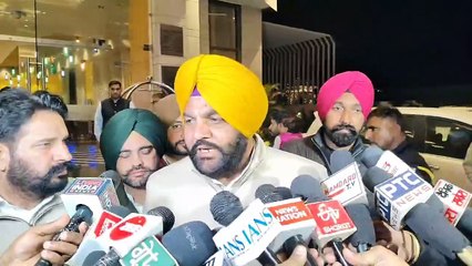 ਕਾਂਗਰਸ ਪਾਰਟੀ ਦਾ ਮੇਅਰ ਬਨਾਉਣ ਨੂੰ ਲੈਕੇ ਅੰਮ੍ਰਿਤਸਰ ਵਿੱਚ ਹੋਈ ਮੀਟਿੰਗ ਵਿੱਚ ਪੰਜਾਬ ਇੰਚਾਰਜ ਹਰੀਸ਼ ਚੌਧਰੀ ਅਤੇ ਕਾਂਗਰਸ ਦੇ ਪੰਜਾਬ ਪ੍ਰਧਾਨ ਰਾਜਾ ਵੜਿੰਗ ਸਮੇਤ ਕਈ ਕਾਂਗਰਸੀ ਆਗੂ ਸ਼ਾਮਲ ਹੋਏ।