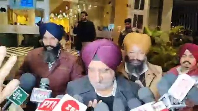 ਕਾਂਗਰਸ ਪਾਰਟੀ ਦਾ ਮੇਅਰ ਬਨਾਉਣ ਨੂੰ ਲੈਕੇ ਅੰਮ੍ਰਿਤਸਰ ਵਿੱਚ ਹੋਈ ਮੀਟਿੰਗ ਵਿੱਚ ਪੰਜਾਬ ਇੰਚਾਰਜ ਹਰੀਸ਼ ਚੌਧਰੀ ਅਤੇ ਕਾਂਗਰਸ ਦੇ ਪੰਜਾਬ ਪ੍ਰਧਾਨ ਰਾਜਾ ਵੜਿੰਗ ਸਮੇਤ ਕਈ ਕਾਂਗਰਸੀ ਆਗੂ ਸ਼ਾਮਲ ਹੋਏ।