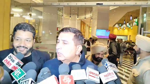 ਕਾਂਗਰਸ ਪਾਰਟੀ ਦਾ ਮੇਅਰ ਬਨਾਉਣ ਨੂੰ ਲੈਕੇ ਅੰਮ੍ਰਿਤਸਰ ਵਿੱਚ ਹੋਈ ਮੀਟਿੰਗ ਵਿੱਚ ਪੰਜਾਬ ਇੰਚਾਰਜ ਹਰੀਸ਼ ਚੌਧਰੀ ਅਤੇ ਕਾਂਗਰਸ ਦੇ ਪੰਜਾਬ ਪ੍ਰਧਾਨ ਰਾਜਾ ਵੜਿੰਗ ਸਮੇਤ ਕਈ ਕਾਂਗਰਸੀ ਆਗੂ ਸ਼ਾਮਲ ਹੋਏ।