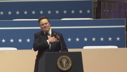 Elon Musk hace lo que parece ser un saludo nazi durante su discurso en el Capital One Arena