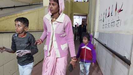 23369193 पतंग उड़ा रहे दो बच्चे किस तरह बिजली की चपेट मे आये देखे वीडियो