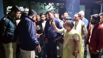 23369193 पतंग उड़ा रहे दो बच्चे किस तरह बिजली की चपेट मे आये देखे वीडियो