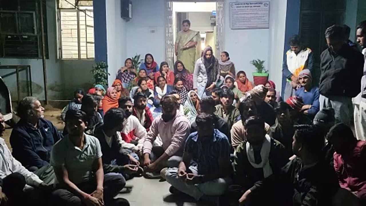 23369193 पतंग उड़ा रहे दो बच्चे किस तरह बिजली की चपेट मे आये देखे वीडियो