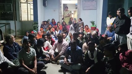 23369193 पतंग उड़ा रहे दो बच्चे किस तरह बिजली की चपेट मे आये देखे वीडियो