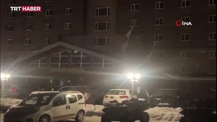 Oteldeki yangından çarşaflarla kurtulmaya çalıştılar