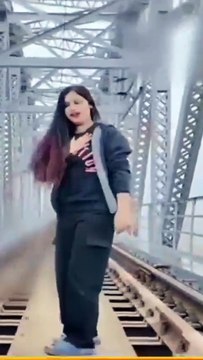 रेलवे नियमों को धता बता युवती ने रेलवे ब्रिज में बना डाली रील रील के वायरल होते ही पुलिस,जीआरपी,आरपीएफ तलाश में जुटी