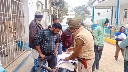 धान लेकर मंडी जा रही ट्रैक्टर डिवाइडर से टकराकर पलटी,चालक की मौत