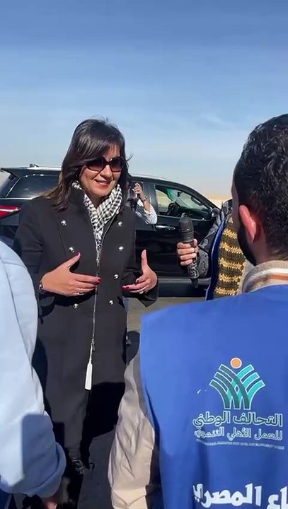 السفيرة نبيله مكرم في حوار  دافيء مع شباب التحالف حول تجربتهم في تجميع المساعدات